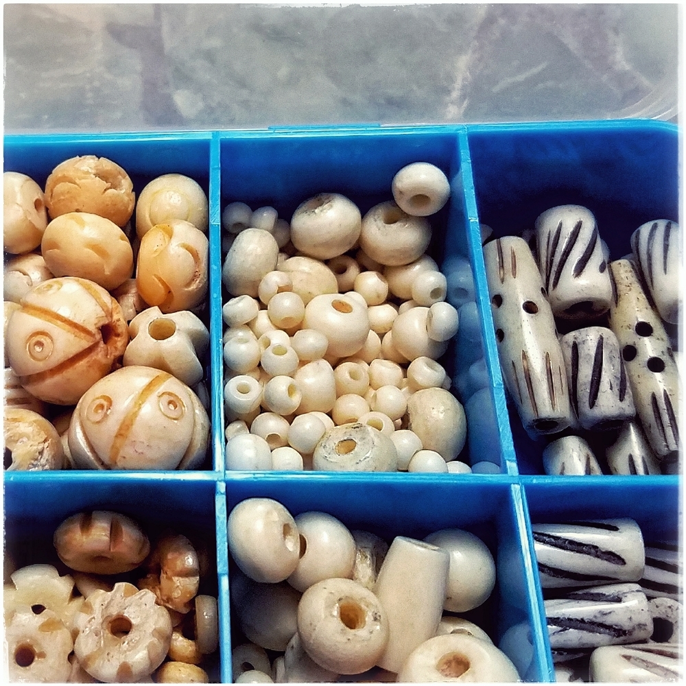 *SOLD* LOT African carved bone beads w/ box - Picture 5 of 8